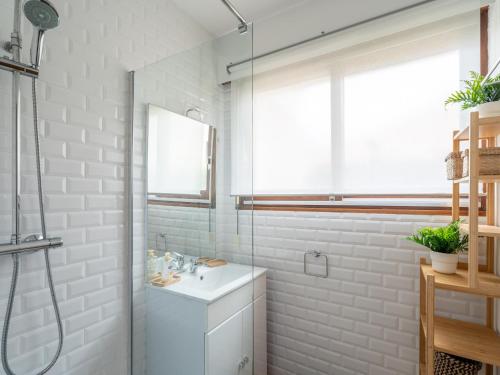a white bathroom with a sink and a shower at Maison 6 pers. à Mimizan, bord de courant, forêt et océan, 3 étoiles, tout confort, ménage inclus - FR-1-50-80 in Mimizan