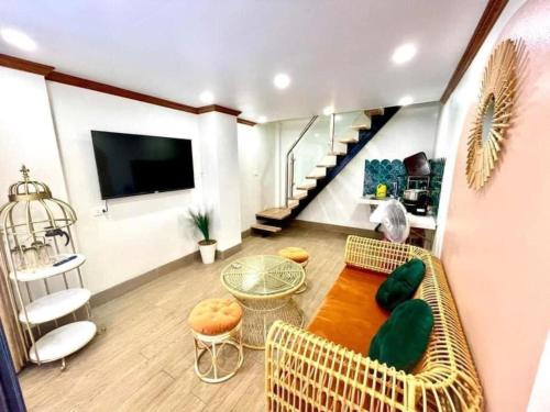 ein Wohnzimmer mit einem Sofa und einem TV in der Unterkunft L’abri Retreat _ Venuestay in Tam Ðảo