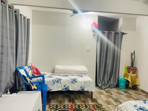錫陀塔那迦的住宿－Gautam HoUse，客房设有两张单人床和窗帘