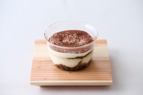 a dessert in a glass sitting on a cutting board at Snow Peak YAKEI SUITE ABURAYAMA FUKUOKA in Fukuoka
