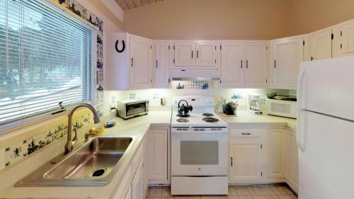 Η κουζίνα ή μικρή κουζίνα στο Silver Spring Chalet Brought to you by GetAway Vacations