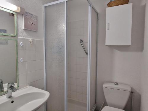 バニュルス・シュル・メールにあるAppartement Banyuls-sur-Mer, 2 pièces, 4 personnes - FR-1-309-146のバスルーム(シャワー、トイレ、シンク付)