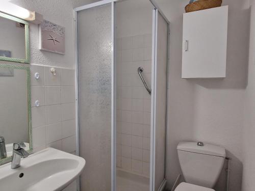 une salle de bain avec une douche, des toilettes et un lavabo dans l'établissement Banyuls-sur-Mer: T2 avec terrasse couverte et parking privatif - FR-1-309-146, à Banyuls-sur-Mer