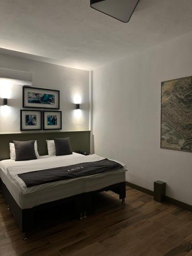 AGİOS HOTEL في غوكجيادا: غرفة نوم بسرير كبير في غرفة