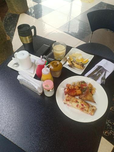 einen Tisch mit einem Frühstücksteller darauf in der Unterkunft NdamaRosa River Park Resort in Migori