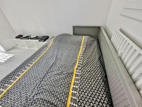 Ce lit se trouve dans un dortoir doté d'une bande jaune. dans l'établissement Excellent T2 - Moderne & Tout Equipé avec Parking, à Grenoble