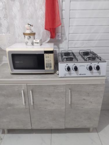 a microwave oven sitting on top of a kitchen counter at Casa barra velha sc in Barra Velha