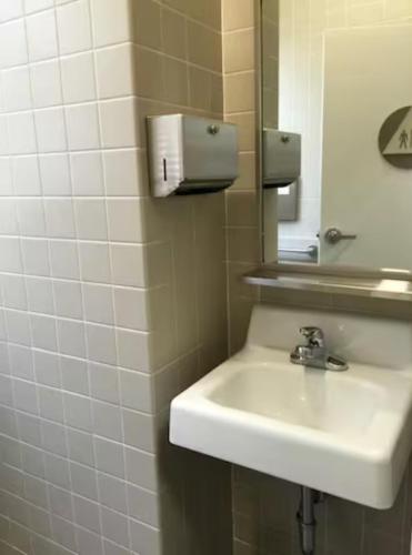 舊金山的住宿－The Urban，浴室设有白色水槽和镜子