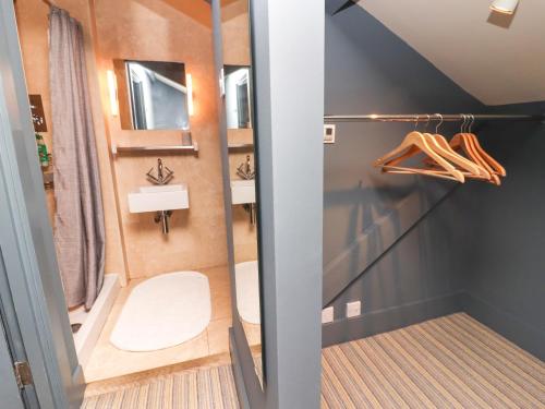 Tidal Waters في بلايموث: حمام صغير مع مرحاض في منزل صغير