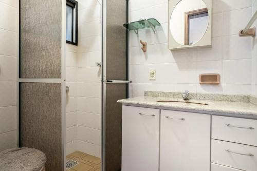 y baño con lavabo y ducha. en Apartamento a 3 min apé da praia!, en Florianópolis