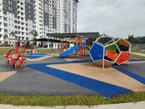 um parque infantil com escorrega e escorrega em Homestay Ijan em Cyberjaya