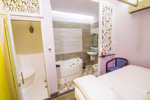 La salle de bains est pourvue d'une baignoire, de toilettes et d'un lavabo. dans l'établissement Hotel Ngọc Ánh, à Hô-Chi-Minh-Ville