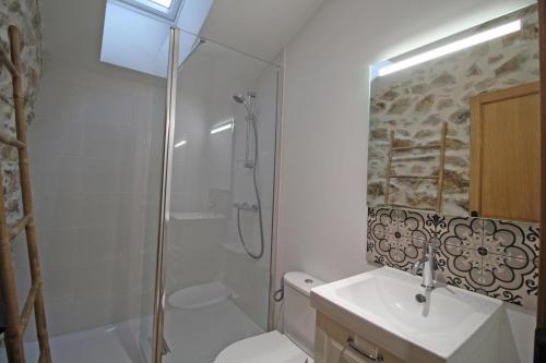 La salle de bains est pourvue d'une douche, de toilettes et d'un lavabo. dans l'établissement Puymoroux, à Saint-Mathieu
