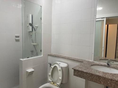 La salle de bains est pourvue de toilettes et d'un lavabo. dans l'établissement โรงแรม ปารวี บูทีค เชียงราย (Parawee Boutique Hotel), à Chiang Rai