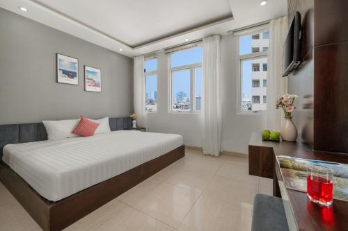 Giường trong phòng chung tại Hanoi Blue Beach Hotel