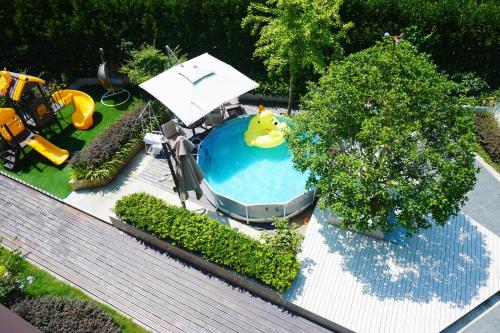 Výhled na bazén z ubytování Shanghai Feather Villa Vacation Villa nebo okolí