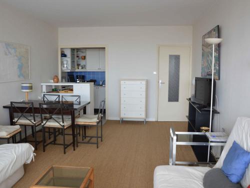 un salon avec une table et une salle à manger dans l'établissement Appartement Confortable avec Balcon - Saint Jean de Monts - FR-1-323-532, à Saint-Jean-de-Monts
