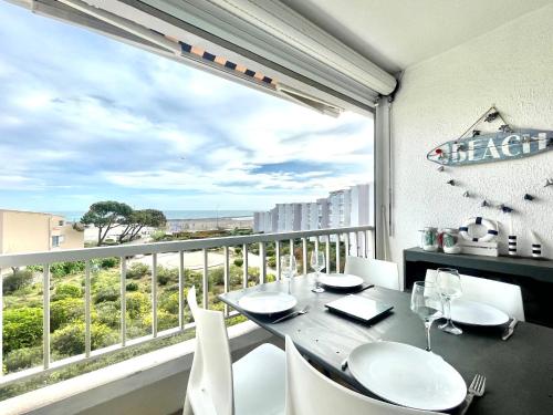 Photo de la galerie de l'établissement Appartement en bord de mer à Sète avec loggia, parking privé et accès direct à la plage - FR-1-338-566, à Sète