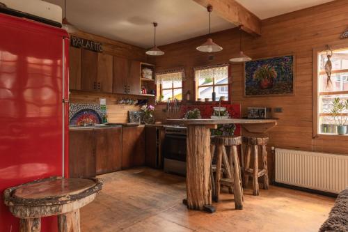 Kuchyň nebo kuchyňský kout v ubytování Palafito Hostel Chiloé
