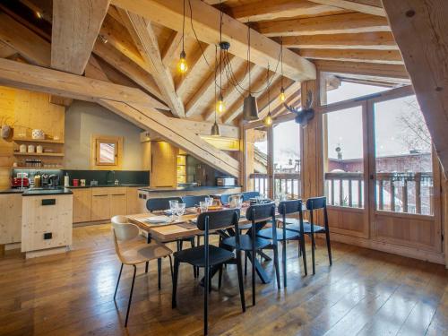 une cuisine et une salle à manger avec une table et des chaises dans l'établissement Chalet de Standing avec Cheminée et Sauna, Proche du Centre de Val-d'Isère - FR-1-694-14, à Val dʼIsère