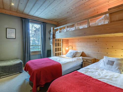 ヴァル・ディゼールにあるChalet de Standing avec Cheminée et Sauna, Proche du Centre de Val-d'Isère - FR-1-694-14の木製の壁の部屋にベッドが2つある