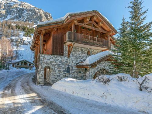 Chalet de Standing avec Cheminée et Sauna, Proche du Centre de Val-d'Isère