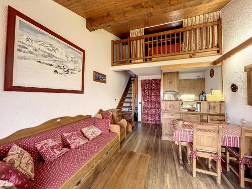 un salon avec un canapé et une table dans l'établissement Studio mezzanine chaleureux au centre de Combloux avec parking - FR-1-560-123, à Combloux