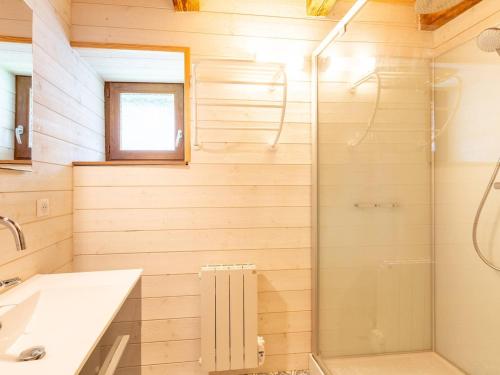 een badkamer met een douche en een wastafel bij Maison Avajan, 3 pièces, 5 personnes - FR-1-695-53 in Avajan