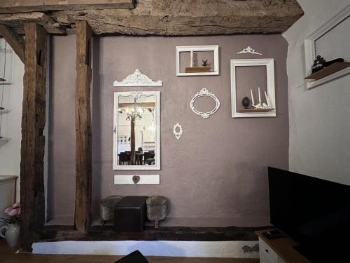 Gîte Souvigny, 5 pièces, 8 personnes - FR-1-489-508 في Souvigny: غرفة معيشة مع مرآة على الحائط