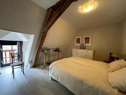 מיטה או מיטות בחדר ב-Gîte Souvigny, 7 pièces, 12 personnes - FR-1-489-510
