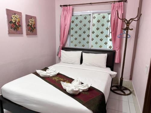 1 dormitorio con 2 camas con flores blancas en Mixay Paradise Hotel en Vientián
