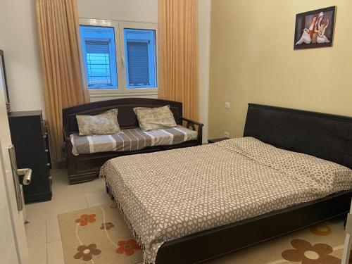 Harqalah的住宿－Appartement moderne, vue mer，一间卧室设有两张床和窗户。