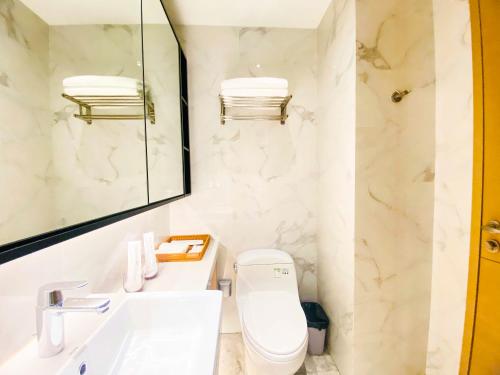 Rho Hotel柔居shenzhen international convention and exhibition centerにあるバスルーム