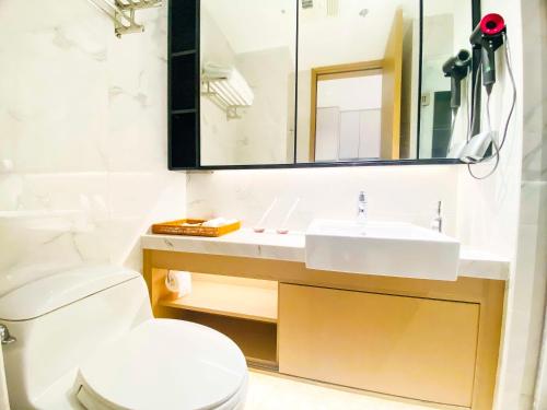 Rho Hotel柔居shenzhen international convention and exhibition centerにあるバスルーム
