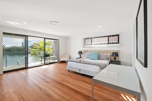 een woonkamer met een bank en een tafel bij CASSA CHEVRON ISLAND- Luxury Waterfront House in Gold Coast