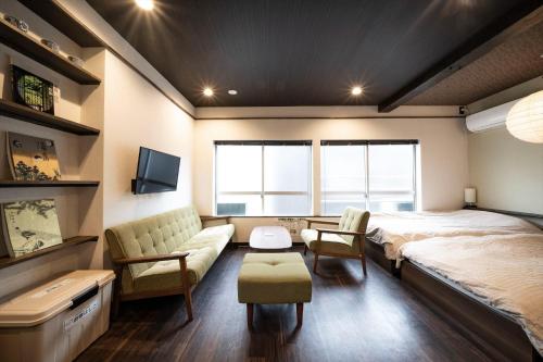 1 dormitorio con 1 cama grande y 1 sofá en Kobe Motomachi Roji Building - Vacation STAY 16197, en Kobe