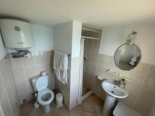 uma casa de banho com um WC e um lavatório em Sol na Baia em Vila Nova Sintra