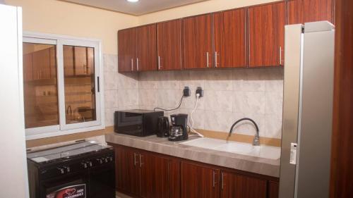 Кухня или мини-кухня в Kadoued Furnished Apartment 2 Bedroom

