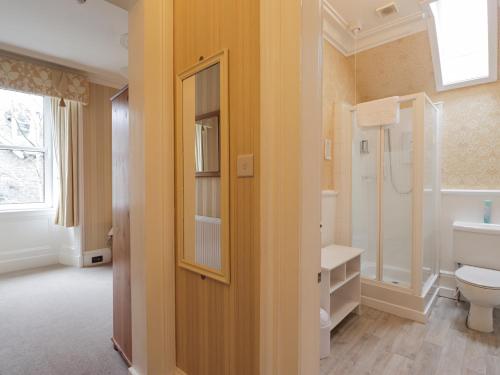 La salle de bains est pourvue de toilettes et d'un lavabo. dans l'établissement Arden House, à Kingussie