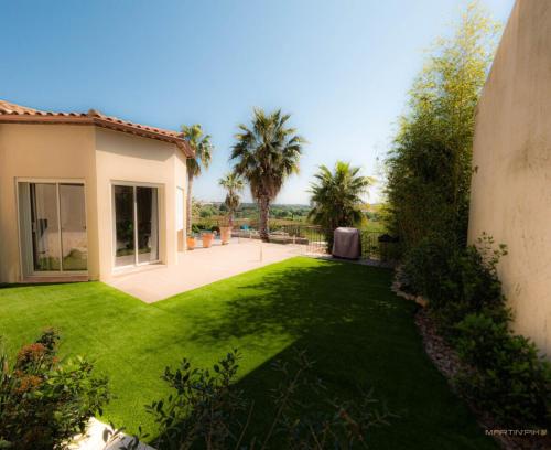 Photo de la galerie de l'établissement La palmeraie - Piscine vue golf, à Juvignac