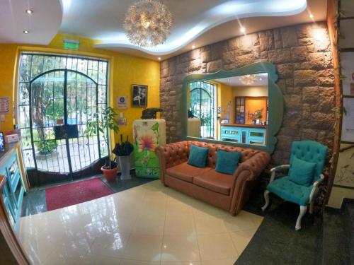 - un salon avec un canapé et un miroir dans l'établissement ArtPlaza, à Quito