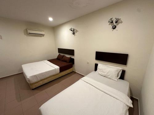 Un pat sau paturi într-o cameră la Ezzy In Hotel