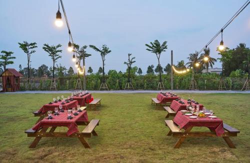 Taman di luar BEAUCHAMP VILLA
