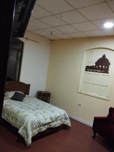 En eller flere senge i et værelse på Hotel Tradiciones Quito Foch