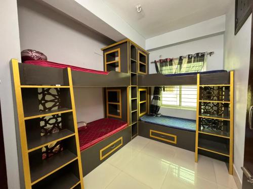pokój z 3 łóżkami piętrowymi w pokoju w obiekcie stunning apartment w mieście Srihotto