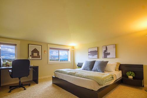 1 dormitorio con cama, escritorio y silla en Stylish North Seattle Townhouse- Dual Master Suites, en Seattle