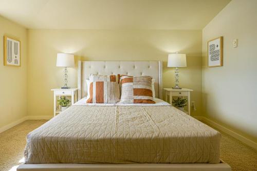 a bedroom with a large bed with two lamps at Stylish North Seattle Townhouse- Dual Master Suites in Seattle