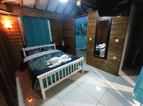 Un pat sau paturi într-o cameră la GWADA FUN HABITATION
