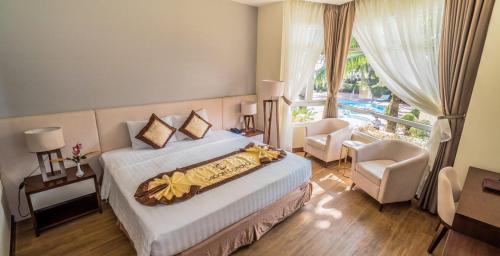Un pat sau paturi într-o cameră la Sài Gòn Côn Đảo Resort
