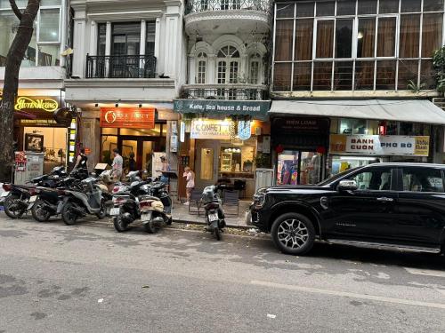 una fila de motocicletas estacionadas al lado de una calle en Cozy Fun Homestay 16 en Hanoi